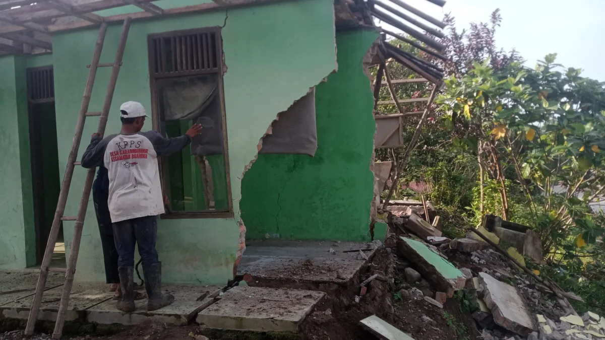 Tiga Rumah Roboh Akibat Abrasi Sungai Cikandung