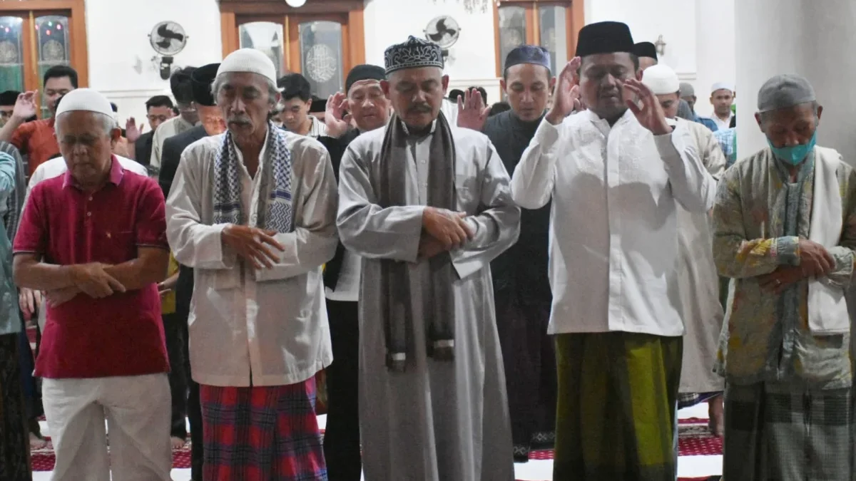 Tarawih Perdana, Bupati Sumedang Ajak Warga Naik Kelas dalam Beribadah