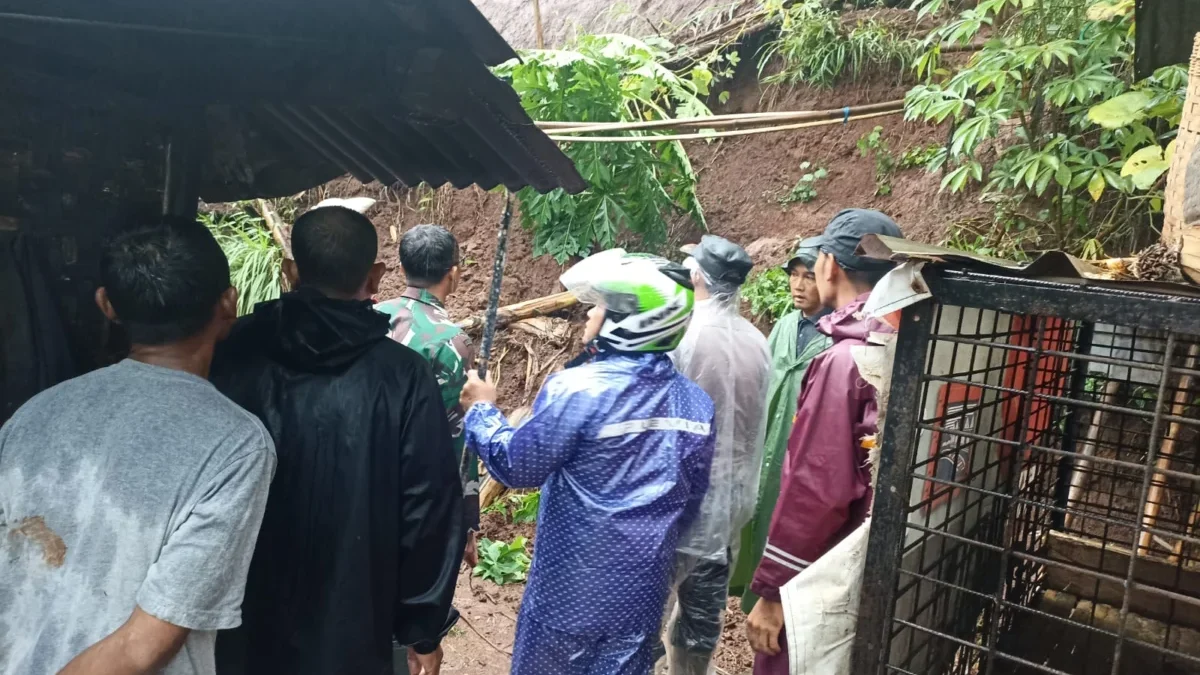 Hujan deras yang mengguyur kawasan Cimanggung mengakibatkan longsor, tepatnya di dekat lapangan voli yang bera