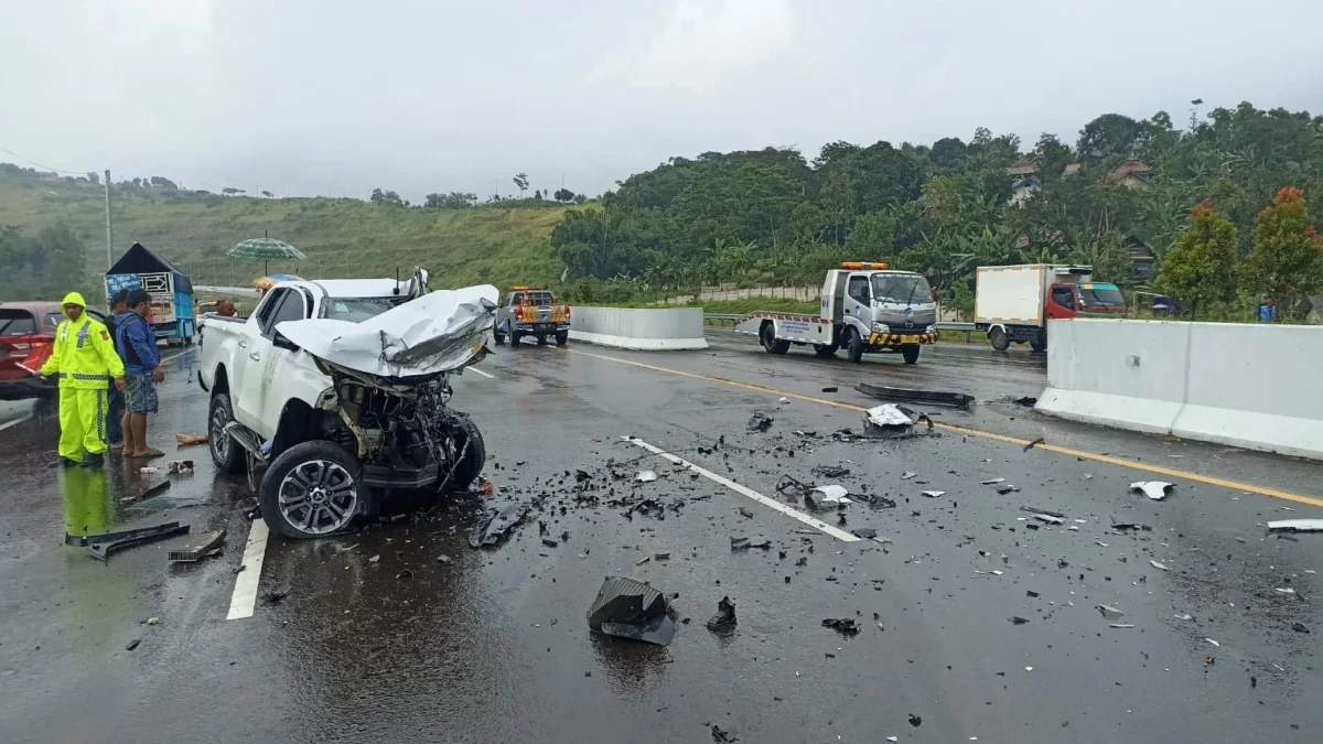 Hilang Kendali, Dobel Kabin Hantam Pembatas Jalan