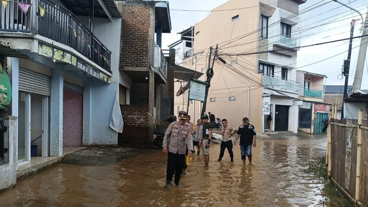 Bencana banjir dan longsor terjadi di wilayah Kecamatan Cimanggung pada Sabtu sore (15/3).