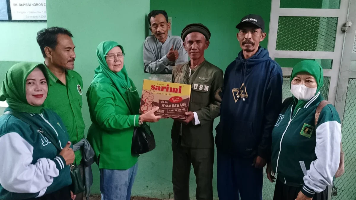 Anggota DPRD Kabupaten Sumedang dari Fraksi PPP, Elah Karmilah, menggelar bakti sosial di dua titik lokasi ban