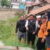 Bupati Sumedang, Dony Ahmad Munir, turun langsung untuk memantau kegiatan pengerukan sungai Cimande pada Mingg