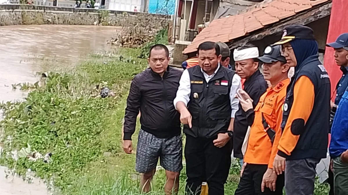 Bupati Sumedang, Dony Ahmad Munir, turun langsung untuk memantau kegiatan pengerukan sungai Cimande pada Mingg