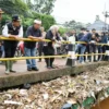 Sekda Jabar Herman Suryatman, meninjau bencana banjir di Wilayah Kecamatan Cimanggung dan aliran Sungai Cimand