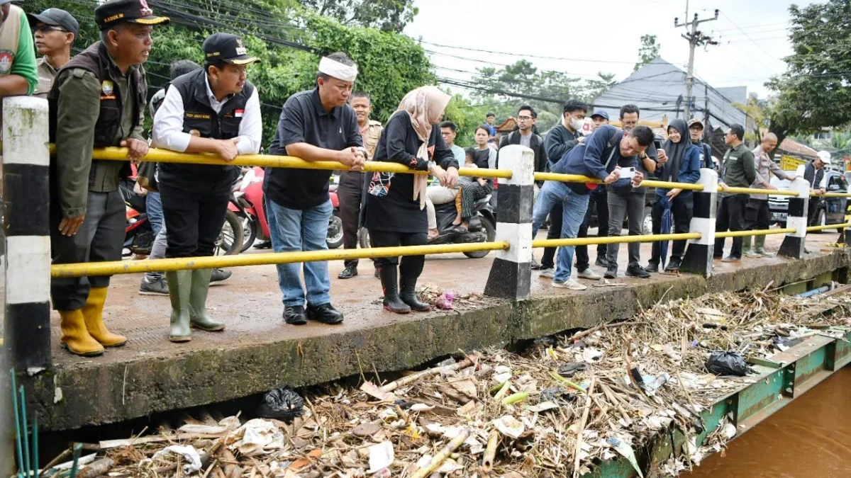 Sekda Jabar Herman Suryatman, meninjau bencana banjir di Wilayah Kecamatan Cimanggung dan aliran Sungai Cimand