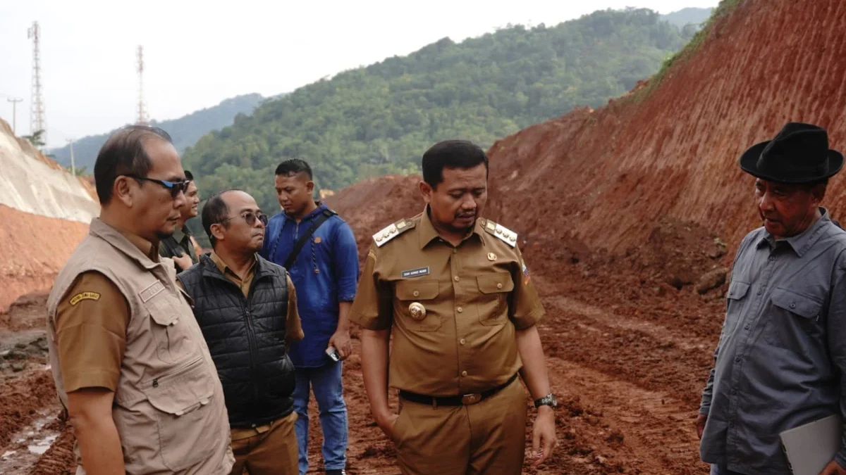 Bupati Sumedang H Dony Ahmad Munir menginginkan pintu masuk Jalan Lingkar Utara dari Pasiringkik Diharapkan Su