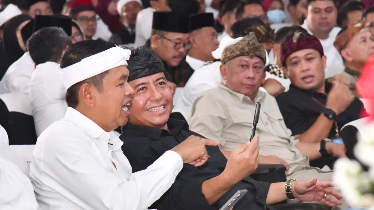 Gubernur Jawa Barat, Dedi Mulyadi memimpin rapat bersama Bupati dan Wali Kota se-Jawa Barat di Pendopo Bupati