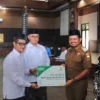 Bupati Bayar Zakat Sekaligus Silaturahmi dengan Alim Ulama