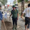 Kang Herman Bantu Komunitas Ojek Cikuda Perbaiki Jalan Rusak Jelang Idul Fitri