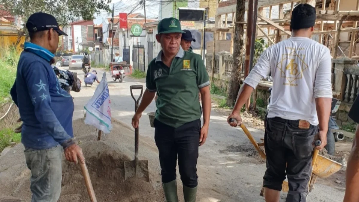 Kang Herman Bantu Komunitas Ojek Cikuda Perbaiki Jalan Rusak Jelang Idul Fitri