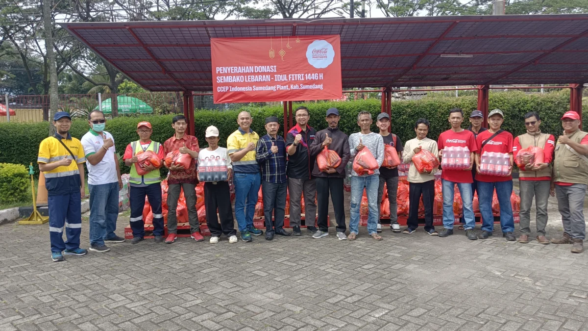 Sambut Hari Raya Idulfitri, CCEP Indonesia Salurkan Paket Sembako kepada Warga Sekitar Pabrik