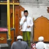 TAUSIAH: Bupati Sumedang Dony Ahmad Munir saat kegiatan salat tarawih di Masjid Agung Sumedang.