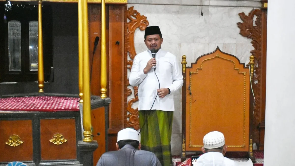 TAUSIAH: Bupati Sumedang Dony Ahmad Munir saat kegiatan salat tarawih di Masjid Agung Sumedang.