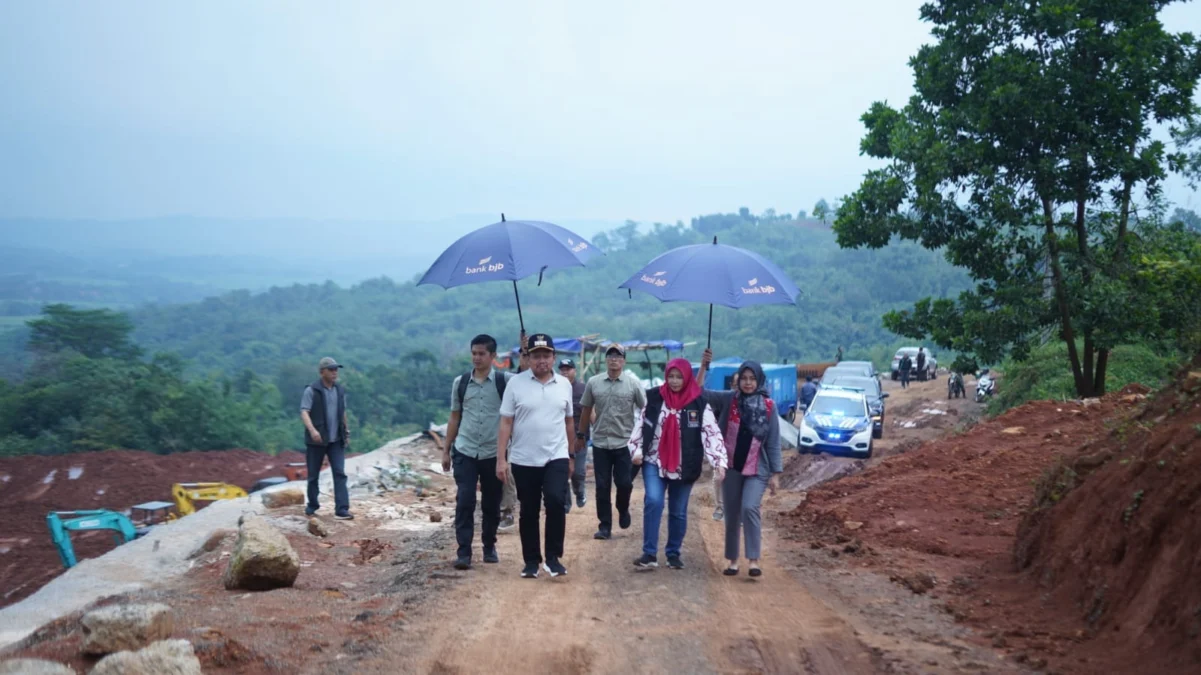 TINJAU: Bupati Sumedang Dony Ahmad Munir didampingi Sekretaris Daerah Tuti Ruswati meninjau pembangunan Jalan