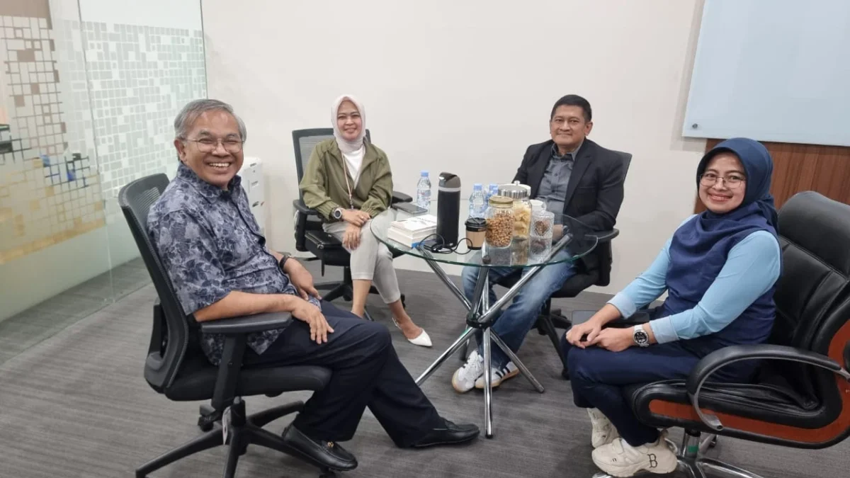 Dr Aqua Dwipayana bersama Direktur Utama Pesonna Indonesia Jaya Dwi Wuryantadi