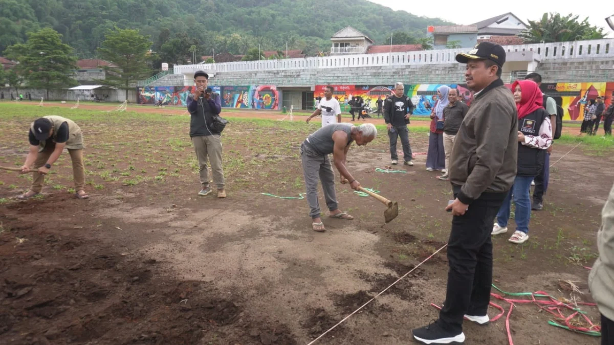 TINJAU: Bupati Sumedang H. Dony Ahmad Munir memonitor langsung ke lapangan Cigugur dengan didampingi oleh Sekd