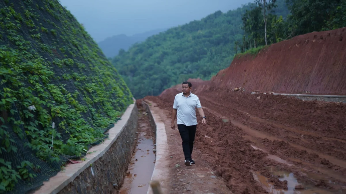 TEKANKAN: Bupati Dony Ahmad Munir saat meninjau salah satu proyek pembangunan jalan di salah satu kecamatan, b