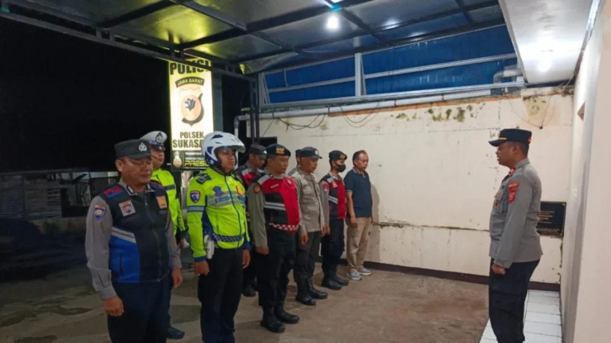 ANTISIPASI: Personil Polsek Jatinangor saat akan menggelar patroli malam guna mencegah terjadinya tindakan kri