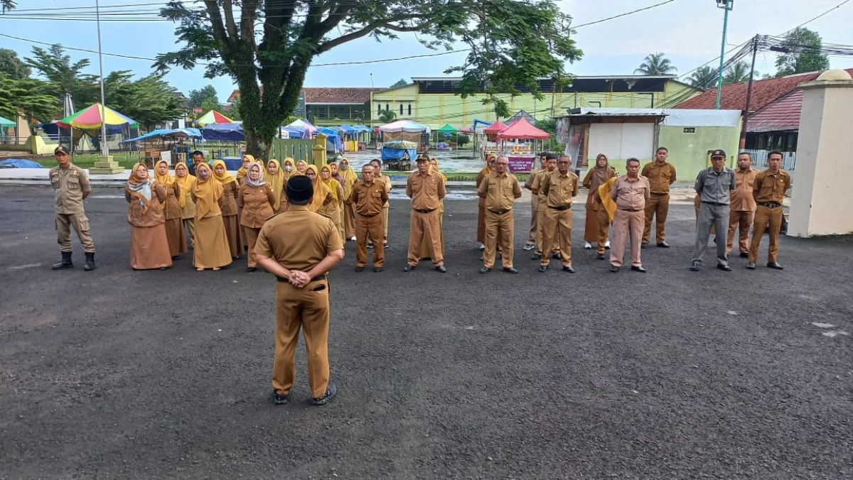 BERSAMA: Jajaran Pemerintah Kecamatan Conggeang melakukan Apel Pagi di halaman Kecamatan Conggeang, Senin (3/3