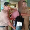 BANTU WARGA: Camat Cimanggung, Agus Wahyudin bersama aparat setempat saat memberikan bantuan sosial kepada Pop