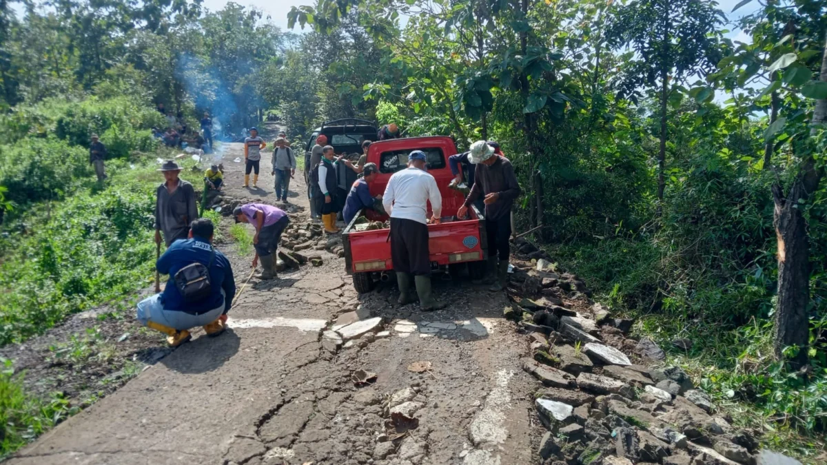 Warga Conggeang Gotong Royong Perbaiki Jalan Kabupaten Ruas Babakanasem MEMPRIHATINKAN: Warga dan Pemdes Ungkal Kecamatan Conggeang bergotong royong memperbaiki jalan yang rusak ruas
