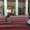 BELAJAR: Sejumlah warga saat mengikuti Kultum Ramadhan di Masjid Agung Sumedang, kemarin.