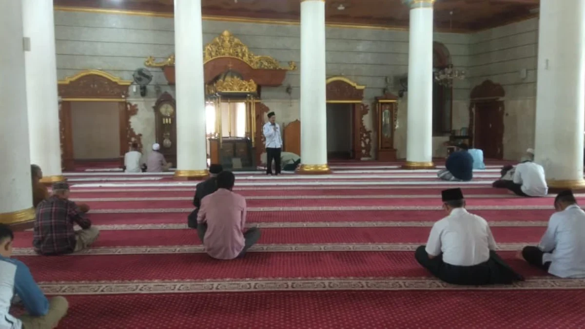 BELAJAR: Sejumlah warga saat mengikuti Kultum Ramadhan di Masjid Agung Sumedang, kemarin.