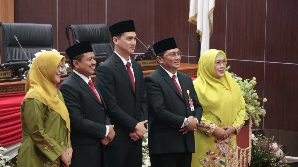 PERPISAHAN: Dari kiri ke kanan: Isteri Bupati Sumedang Susi Gantini, Bupati Sumedang Dony Ahmad Munir, Wabup S