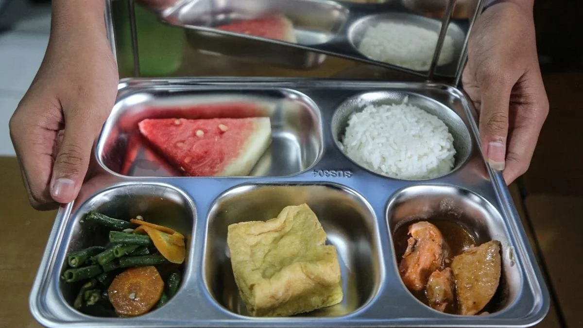 SOROTI: Program makan bergizi gratis di SMAN Jatinangor menjadi perbincangan publik.
