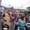 PADAT: Sejumlah warga saat mencari takjil di Jalan Cipadung Kecamatan Tanjungkerta, baru-baru ini.