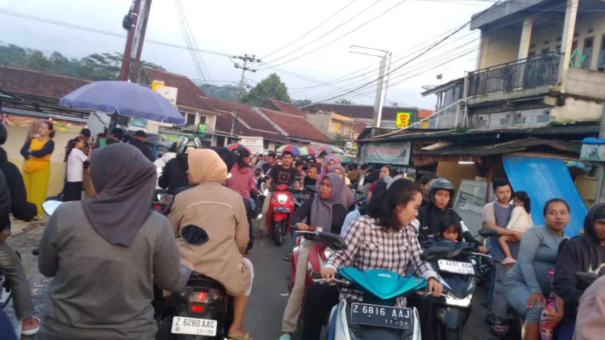 PADAT: Sejumlah warga saat mencari takjil di Jalan Cipadung Kecamatan Tanjungkerta, baru-baru ini.