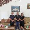 Dr Aqua Dwipayana bersama Komandan Lantamal VIII Laksma TNI May Franky Pasuna Sihombing dan istrinya Kiki Fran