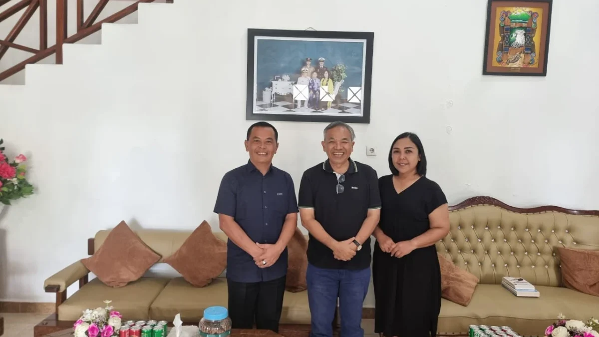 Dr Aqua Dwipayana Tekankan Pentingnya Mental Tangguh dan Komunikasi Efektif bagi Prajurit Lantamal VIII Manado Dr Aqua Dwipayana bersama Komandan Lantamal VIII Laksma TNI May Franky Pasuna Sihombing dan istrinya Kiki Fran