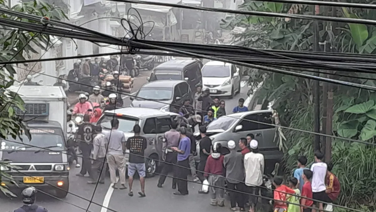 Kecelakaan beruntun terjadi di Jalan Simpang Pamulihan tepatnya di depan Desa Haurngombong, Kecamatan Pamuliha