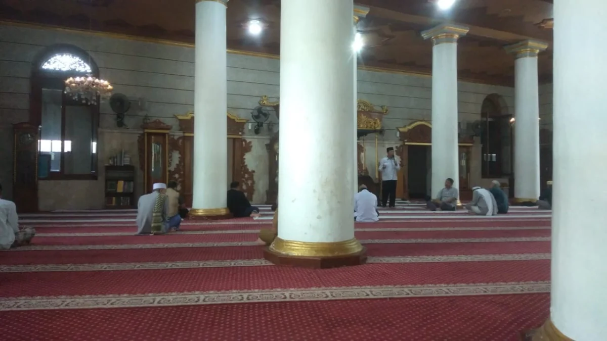 CARI ILMU: Sejumlah Jemaah saat mengikuti kajian Ramadhan di Masjid Agung Sumedang, kemarin.