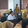 TINGKATKAN: Bupati Sumedang Dony Ahmad Munir saat Peluncuran aplikasi Berhidmat di Aula Tampomas PPS, baru-bar