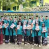 BELAJAR: Puluhan siswa kelas 12 MA Plus Al Hikam saat menunjukan buku untuk persiapan masuk PTN di sekolahnya.