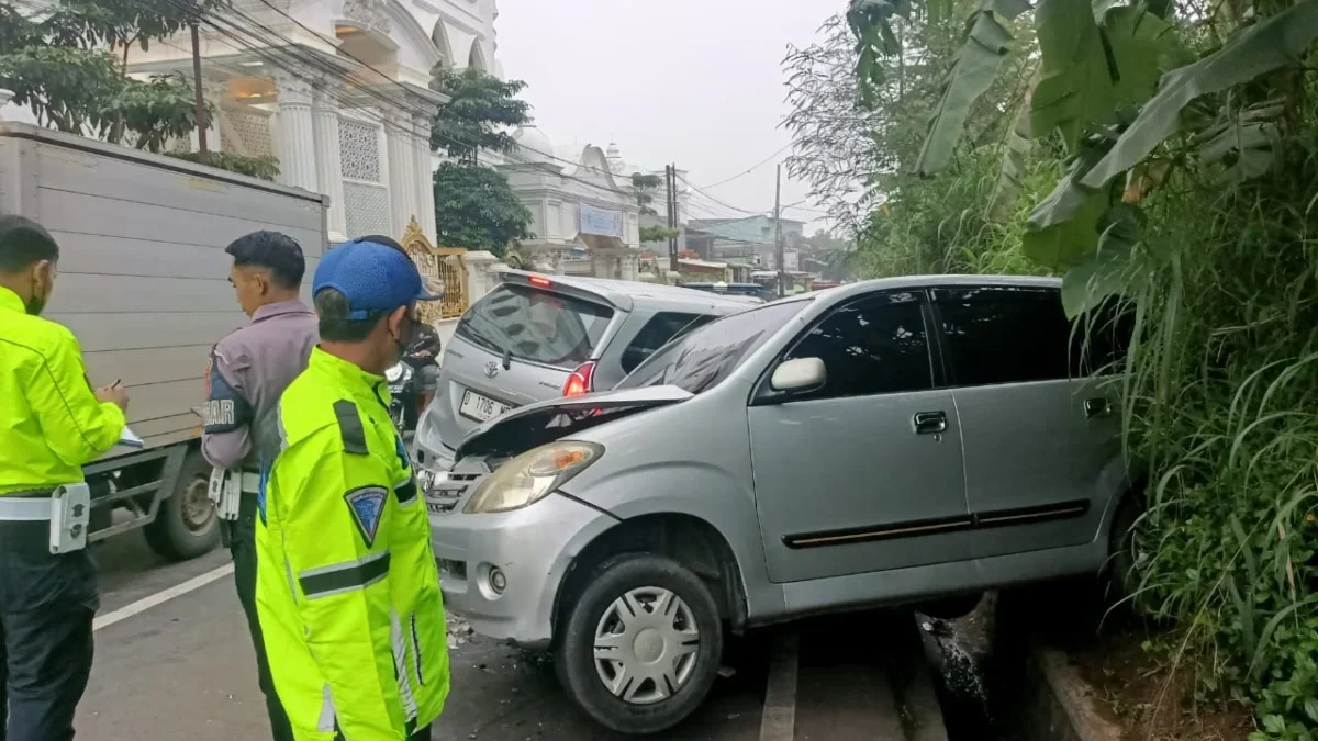 EVAKUASI: Petugas kepolisian saat melakukan olah TKP kendaraan yang terlibat kecelakaan di Desa Haurngombong K