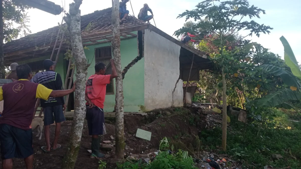 RUSAK: Salah satu rumah yang roboh akibat abrasi Sungai Cikandung di Desa Karangbungur Kecamatan Buahdua.