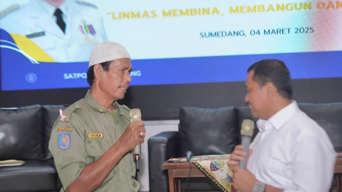 APRESIASI: Bupati Sumedang Dony Ahmad Munir saat penyerahan insentif kepada salah satu anggota Linmas di PPS,