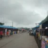 RAMAI: Pasar Takjil yang menawarkan berbagai menu makanan berbuka puasa selalu ramai dikunjungi masyarakat.