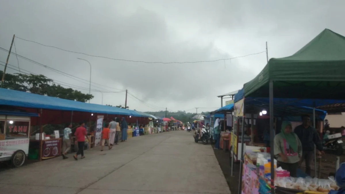 RAMAI: Pasar Takjil yang menawarkan berbagai menu makanan berbuka puasa selalu ramai dikunjungi masyarakat.