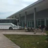 LENGANG: Kondisi Terminal Bus Ciakar Kabupaten Sumedang yang serta terdapat hanya beberapa penumpang, Rabu (5/