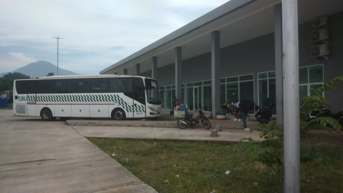 LENGANG: Kondisi Terminal Bus Ciakar Kabupaten Sumedang yang serta terdapat hanya beberapa penumpang, Rabu (5/