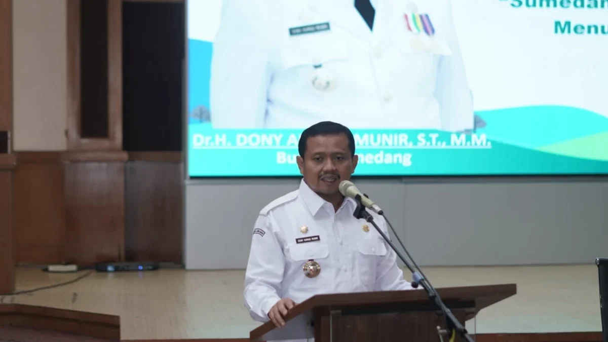 KOMITMEN: Bupati Sumedang Dony Ahmad Munir Dony saat memberikan sambutan dalam acara Sosialisasi Pelaksanaan H