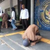 LEPAS: Danang Pramono bin Suparman (26), napi teroris bersujud syukur setelah bebas di Lapas Kelas llB Sumedan