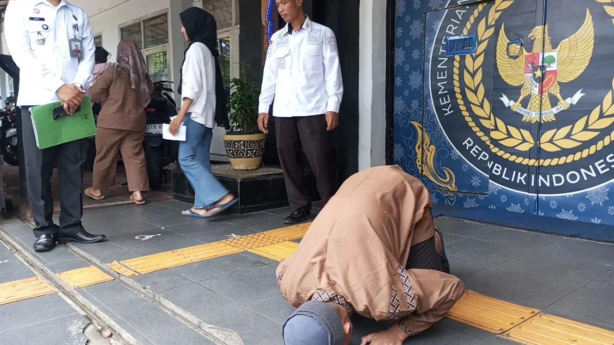 LEPAS: Danang Pramono bin Suparman (26), napi teroris bersujud syukur setelah bebas di Lapas Kelas llB Sumedan