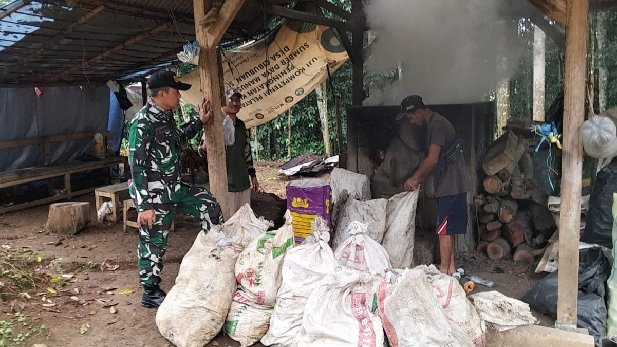 INOVASI: Babinsa Ciledre, Serda Uus Saripudin saat meninjau lokasi pemilahan sampah di Dusun Ciledre, Desa Cib