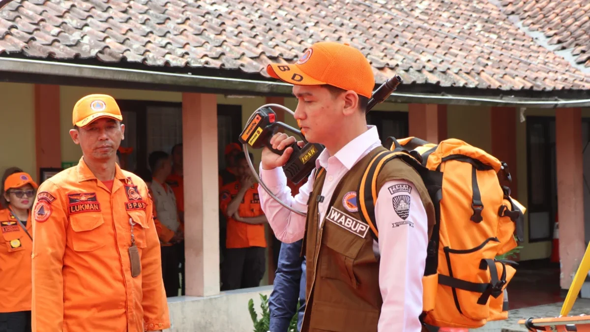 MENGECEK: Wakil Bupati Sumedang, Fajar Aldila saat melakukan kunjungannya ke kantor BPBD Sumedang, baru-baru i